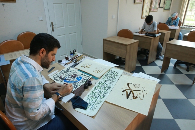 Ustalarının izinde Osmanlı mirası hat sanatını yaşatıyor